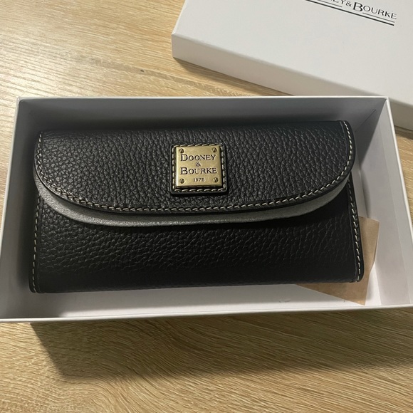 Dooney & Bourke Handbags - Black Dooney & Bourke wallet